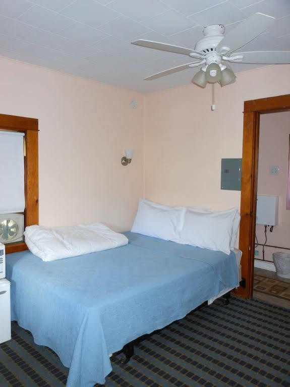 Katahdin Cabins Hotel Millinocket Екстериор снимка
