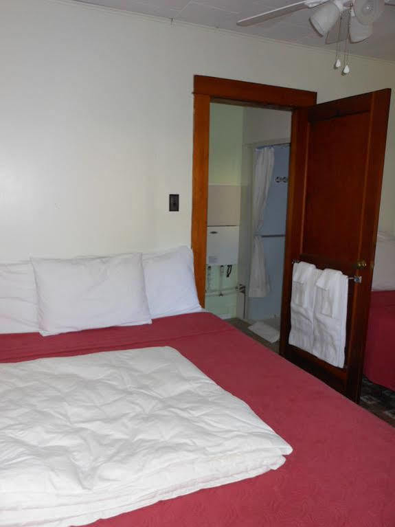Katahdin Cabins Hotel Millinocket Екстериор снимка