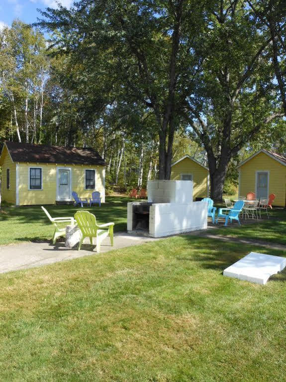 Katahdin Cabins Hotel Millinocket Екстериор снимка