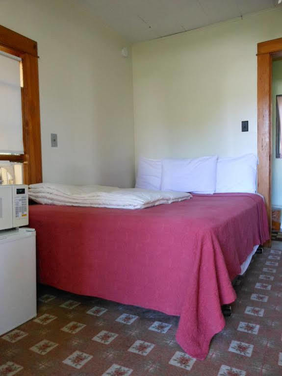 Katahdin Cabins Hotel Millinocket Екстериор снимка