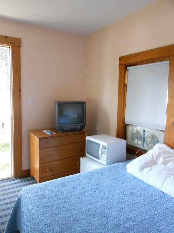 Katahdin Cabins Hotel Millinocket Екстериор снимка