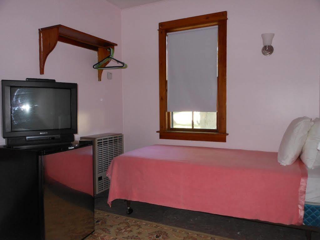 Katahdin Cabins Hotel Millinocket Екстериор снимка