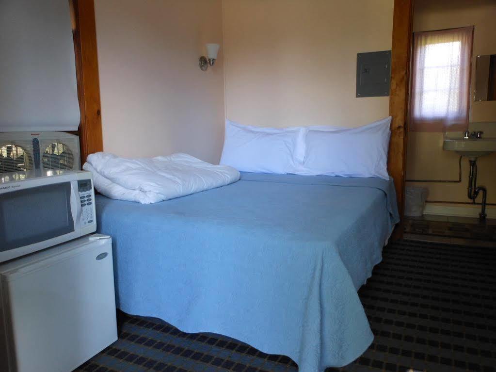 Katahdin Cabins Hotel Millinocket Екстериор снимка